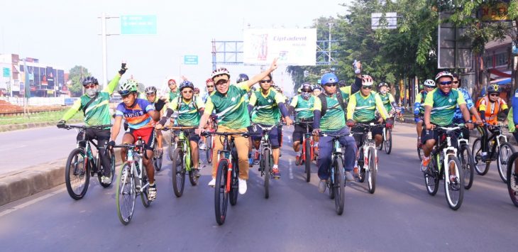 Aksi bersepeda santai Menaker Hanif Dhakiri bersama buruh/pekerja