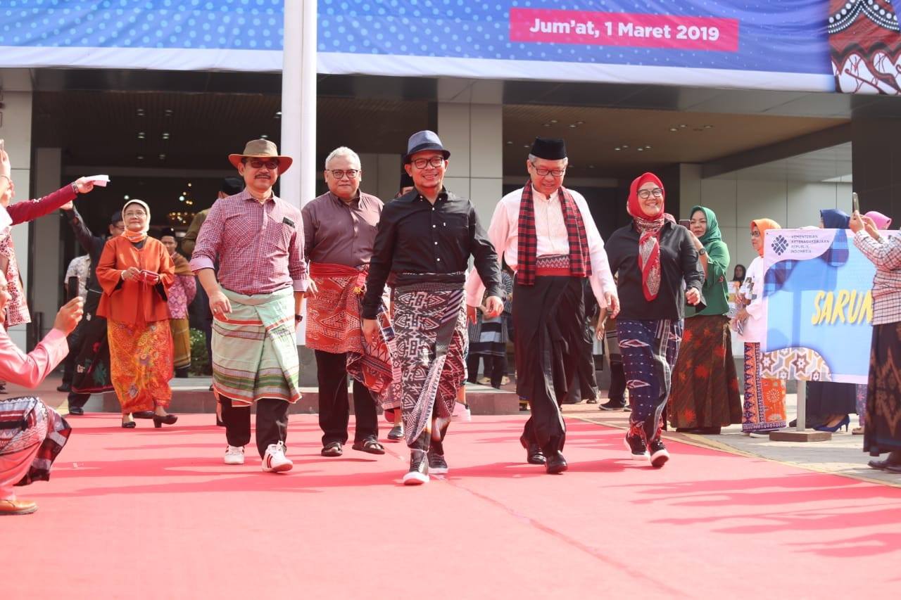 Gelar Fashion Show, Menaker Hanif Ingin Populerkan Kain Sarung