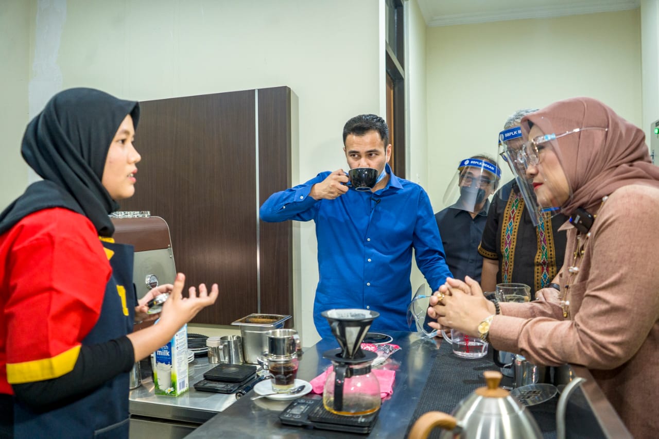 Rafi Ahmad Puji Kopi Buatan Siswa Pelatihan “Enak Banget”